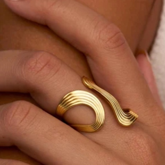 Zara Jewelry - ZARA stillness Gold-Toned Wave Ring
